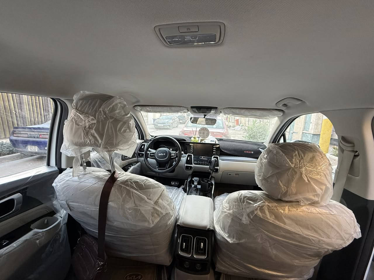 السلام عليكم عندي كيا سورنتو موديل 2022خليجي        محرك 4 اسلندر 2500 مال شركة الدولية
رقم بغداد بسمي 
ماشية 109 الف
تبديلات الدهن و الفلاتر وجميع الصيانات الدورية في الشركة
(المواصفات)
7 راكب
3قطع تبريد
بصمة تشغيل + ابواب
صندوق كهربائي
كشن كهرباء 
ترحيب عند الاقتراب
فتح الجنطة تلقائي عند التوقف قرب الصندوق
انارة كحيطة متعددة الألوان 
شاشة كبيرة 
4وضعيات قيادة
مانع انزلاق
مانع انحدار
حساسات امامي خلفي جانبي 
كاميرا خلفية 
اشاير مري+ مري شفط
فول تحكم استيرن
لايت اربع عدسات 
كتاب ضمان الشركة موجود
السيارة احلى من الصور بهواي 

بعد بيها مواصفات كلش اهواي ما عدا البنورامة
ملاحضة (السيارة بيها بارد جداً جداً قليل الباب العكس السايق  او رصعه  الباب البصفه موضح ب البصور )عدا هذا الاشياء مكفوله و السونار مالها موضح 
…….:
مكان السيارة بغداد السعر 263بيها مجال بسيط انشالله
.. 
رقم الهاتف ***********
