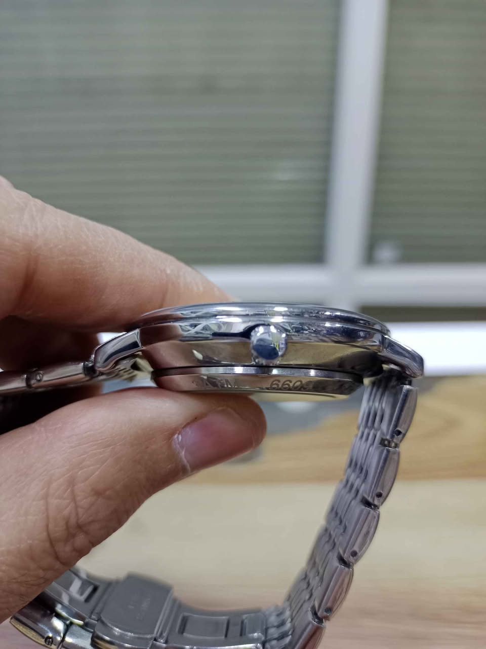 ساعة يد سايلانغ (Sailang) أوتوماتيكية. 
معلومات عن الساعة
الماركة: سايلانغ (Sailang).
النوع: ساعة يد تناظرية (Analog).
الحركة: ميكانيكية أوتوماتيكية (Automatic mechanical movement)، أي لا تحتاج إلى بطارية ويتم تعبئتها بحركة المعصم الطبيعية.
المينا: بلون فضي/رمادي مع مؤشرات ساعات على شكل عصا (baton hour markers) وشعار الماركة عند موضع الساعة 12.
السوار والعلبة: مصنوعان من الفولاذ المقاوم للصدأ (ستانلس ستيل). أربيل, العراق


**إذا كنت صاحب هذا الإعلان وتريد حذفه لأي سبب، رجاءا أرسل رسالة إلى الدعم الفني**