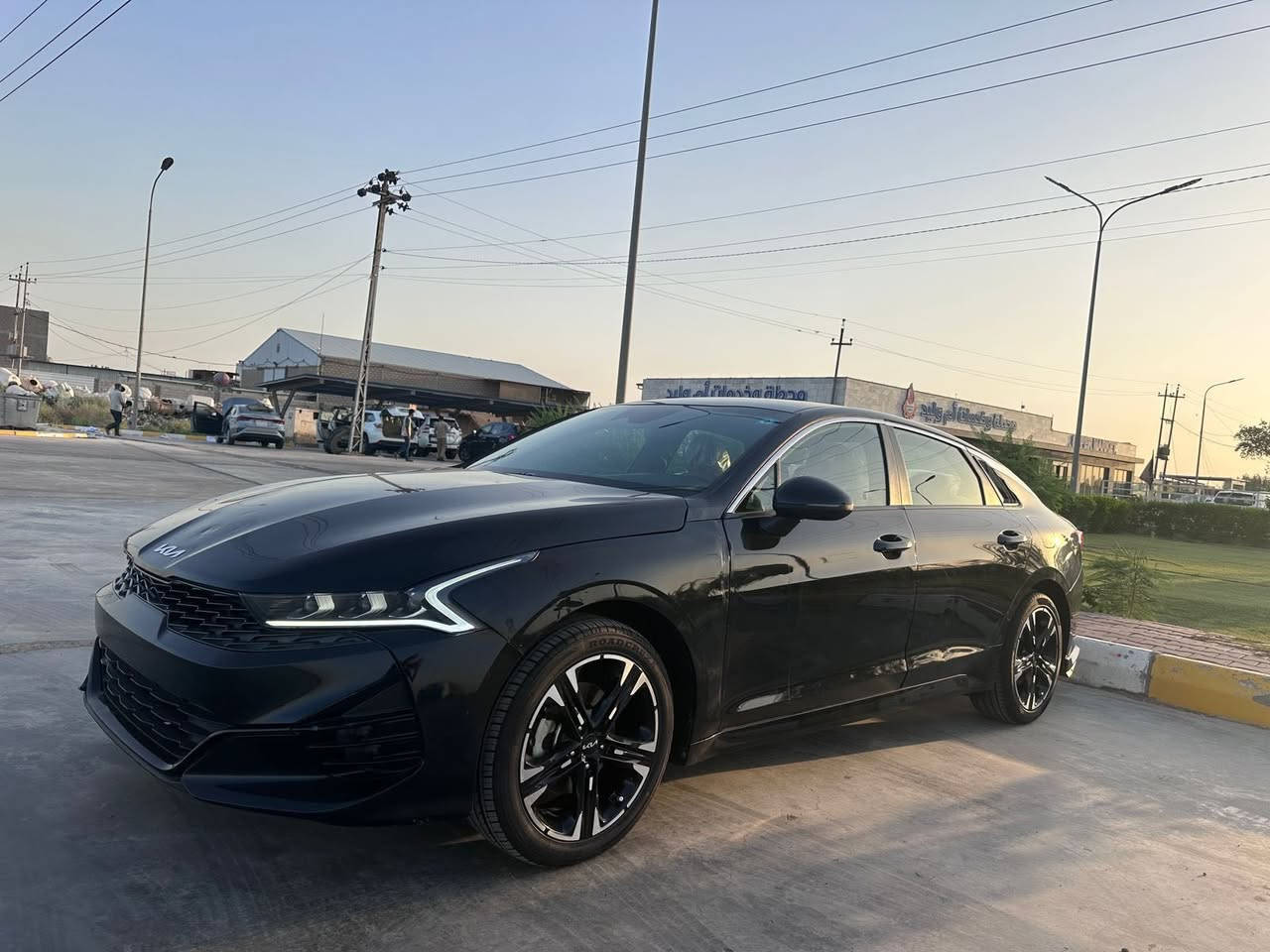 كيا كي فايف K5 جيتي لاين فول مواصفات 
موديل  2024 موديل  
مواصفات GT LlNE
فول مواصفات  بدون بنوراما ❤️
1-بصمه
2-شحن هاتف لاسلكي 
3- قياده ذاتيه ؏ الخطوط السريعه
4- هاند بريك بصمه 
5- لاسلكي Android Auto  
6- مثبت سرعه 
7-نضام ABS
8- مانع انزلاق
9-حساس أطارات 
10-بك لايت ليد
11-شاشة
12- كامره دواره
13- كشافات امامي
14-شاشه اعطال
15-ويل كورم لونين
16-رادار جانبيه
17-مراقبة النقطة العمياء
18-رادار الخطوط البيضاء 
19-اشاير بالمري 
21-كشنات جلد احمر ❤️
22-‏ مقعد للسائق قابل للتعديل كهربائياً
23-لايتات ‏3 عدسات 
24-نضام قياده أيكو + سبورت +سمارت +نورمال
25-بلوتوث + aux + usb
26-فول تحكم ستيرن
27-كير أوتو + عادي
28- ئوتو بريك 
29- ‏ ‏الخريطة🗺📍
31- ستيرن حرف D  
32-‏Led +  زينون
33-السياره فول رادرات
34-التشغيل عن بعد
‏AUTO HOLD-38
39-تصميم خارجي رياضي
41-نظام الملاحة
42-مصابيح خلفية LED
43-مصابيح ضباب LED
#ضرر موضح بسونار مرفق ( دواخل السيارة ومحموعة الصدر والمراوحة والراديتر والكهربائيات ومنظومة التبريد كلها شركة و سليمه وبلادية  )   
براكيت بلادي 
 ايرباك ستيرن راجع سستم 
دواخل  سليمة ✅
 📝 السيارة رقم بغداد جديد الدولي  تحويل مباشر وشرط عقد مروري و فحص سونار  
السعر : 170 دفتر وسبعين ورقه   
للتواصل الاتصال على رقم صاحب السيارة وتساب متوفر   📞  ***********
 العنوان : بغداد السيدية
