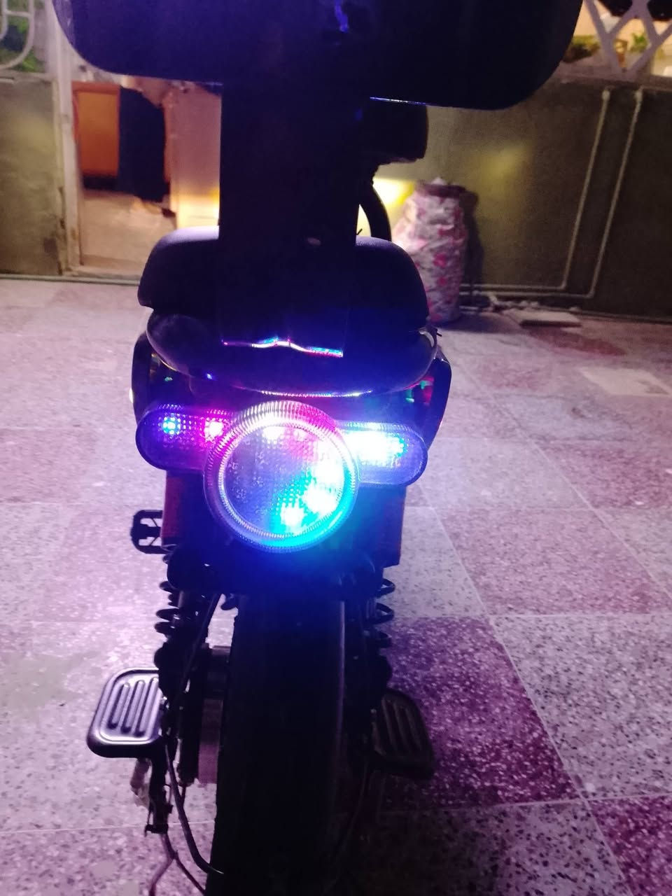 سلام عليكم باسكل🚴 شحن للبيع 
المواصفات 
لون اسود ⚫
يشحن بلبايدر وبطاريه
بي سماعات ويربط البلوتوث
ضوء ثلجي☃️🗻
اشاير يمنى يسرى 
بي 4بطاريات 🔋
ما مستعمل أقل من شهر واستعماله قليل 
الباسكل كلش نضيف تعال وفحص بيدك
العنوان حله حي الامام علي قرب شارع المطبات 
سعره 400 وبي مجال وبيك خير وتدلل 
الاستفسارات الباقيه علئ الخاص 
الرقم*********** بي واتساب فقط📞
الثاني/ *********** بي واتساب واتصال📞
