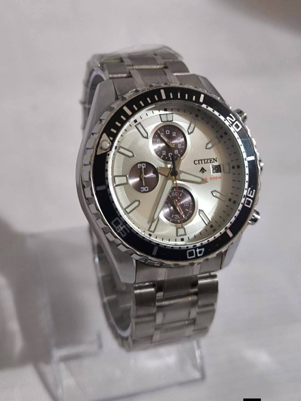 ساعة من ماركة ستزن Stizen  ايكو درايف وارد اوربي DHL
تحفة فنية 
مكينة كوارتز (جميع السناتر شغالة)
مينة ابيض فول لامينوس ارقام واميال  مزوده بمنفذ تاريخ 
نظام الشحن عبر الضوء 
رنك دوار 
سير ستانلس ستيل جودة عاليه 
ساعة وزن ثقيل جدا

السعر :-35 الف ع اول تم 
للحجز والاستفسار مراسلة ***********
