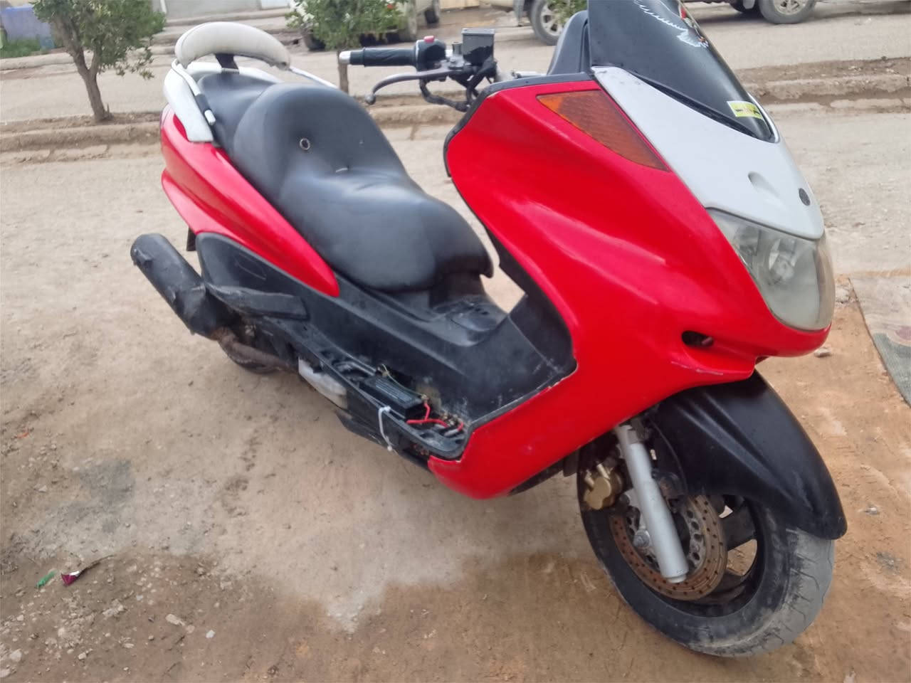 السلام عليكم دراجه ماجسته دبل رون دراجه خير من الله كهربائيات كلها شغاله بس دكمت الهورن مكسوره مكينه مكفوله من الصوت والتبخير الدراجه نكره ابكل وقت التريشه السيره موجوده واليمنه ما موجوده فقط اي نقص غير التريشه مابيه السر 400 الف مكاني بسماية ورقمي ***********
