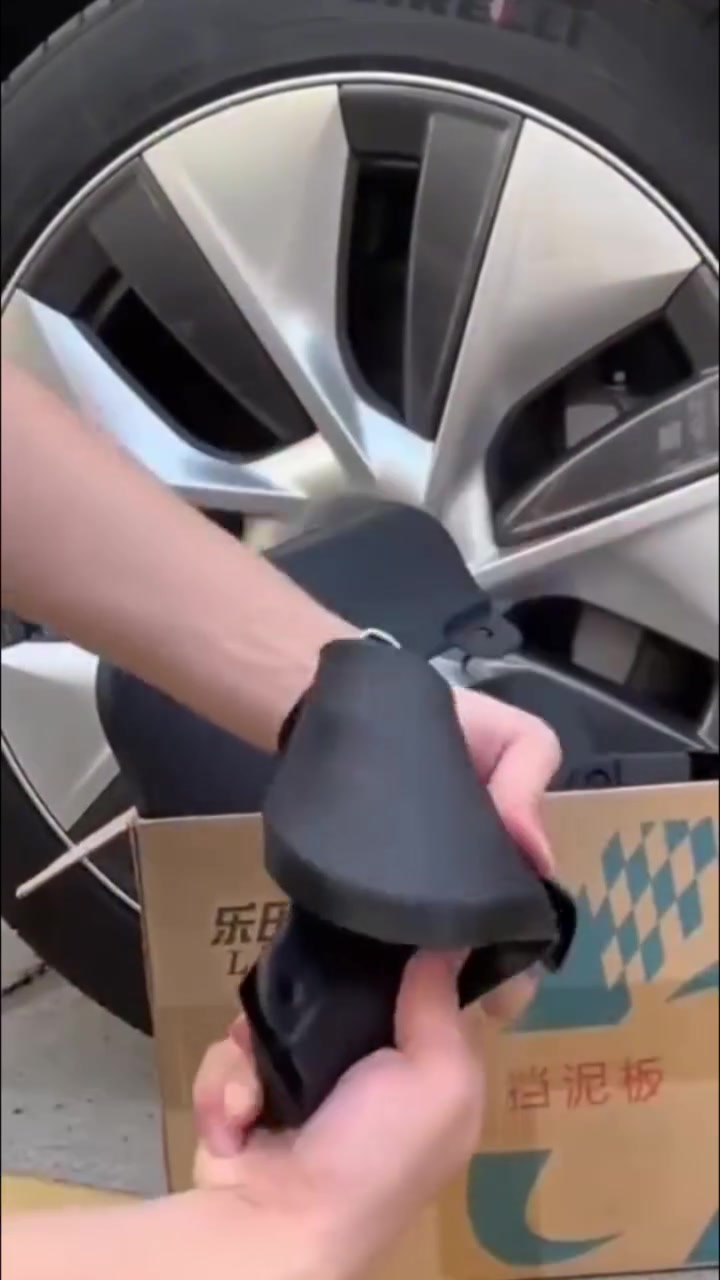تعبت من الطين والحصى اللي يتجمع كل مرة على جوانب سيارتك؟ 🚗💦

طقم رفارف الطين العالمي Elegant MF-51 يحمي هيكل سيارتك من الرش والأوساخ

مقاس Universal يناسب معظم موديلات السيارات والشاحنات الخفيفة

خامة مطاطية مرنة تتحمل مطبات الطريق والظروف القاسية

يقلل اتساخ الأبواب والجوانب ويخلّي سيارتك أنظف لفترة أطول

يأتي مع براغي تثبيت جاهزة… تركيب سهل وسريع

خلي سيارتك أنظف ومحميّة في كل مشوار 🛡️✨

تجي 2 قطع سعرها 10 الاف توصيل كافه مناطق بغداد


**إذا كنت صاحب هذا الإعلان وتريد حذفه لأي سبب، رجاءا أرسل رسالة إلى الدعم الفني**