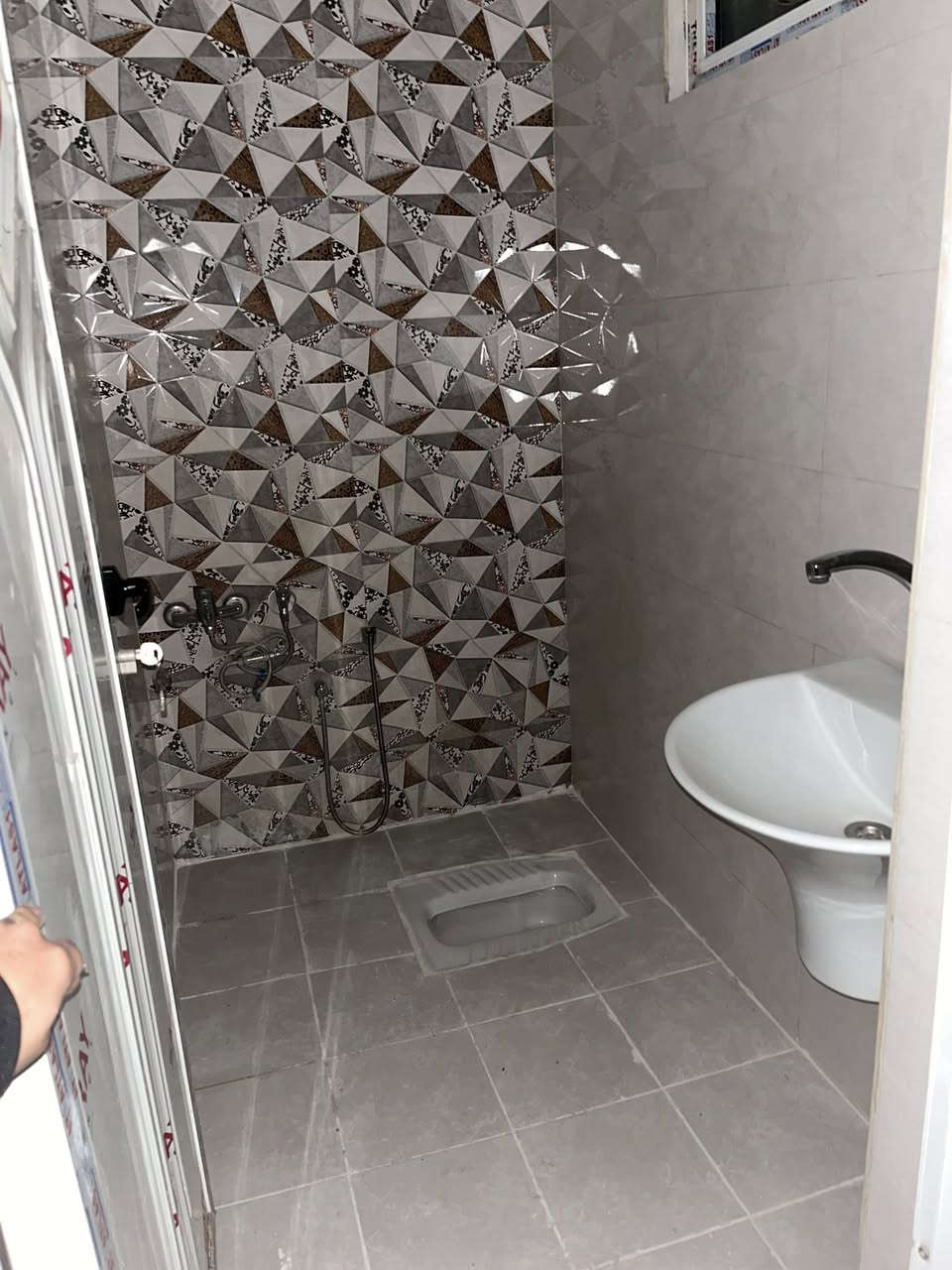 مشتمل للإيجار
مشتمل جديد غير مسكون للايجار 
٣ غرف نوم وصالة وخدمات 
صحيات فوك وجوا 
العنوان حي سومر قرب شارع المدارس
الايجار ٦٠٠ قفل
للاستفسار ***********
