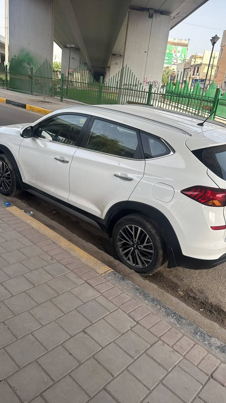 السلام عليكم
توكسان موديل 2020 خليجي 
بيها بارد اقل شبر 
الباقي كفاله عامة من صبغ والضربه 
ماشيه 81 الف 
كشنات جلد 
كشنات كهرباء الاماميه 2 
بصمة تشغيل وابواب 
رقم بغداد باسمي 
شاشه 
دبل لد 
سيارة بعدهي ع وضع شركة ما مفتوح بيها برغي 
مكان السيارة بغداد الكرخ
السعر 205 $ وبيها مجال بسيط 
***********
