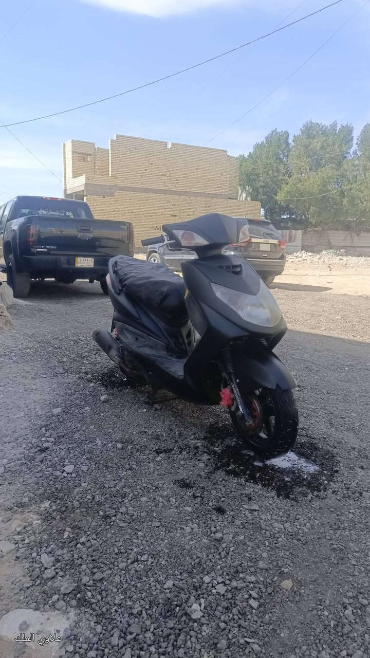 سلام عليكم
سكنس فحل 
مكينه مكفووله
كلجات جدد رياضي
زوج تايرات جديد
الخلفي جلاتين
دبلات جدد
مازده سموك
كفرات اصليات
دراجه مصبوغه اسود طافي للجماليه جانت قبل لمعه
كلش جديده واحله من الصور
سعرها 550وبيها مجال
مكاني بغداد الغزاليه
***********
***********
