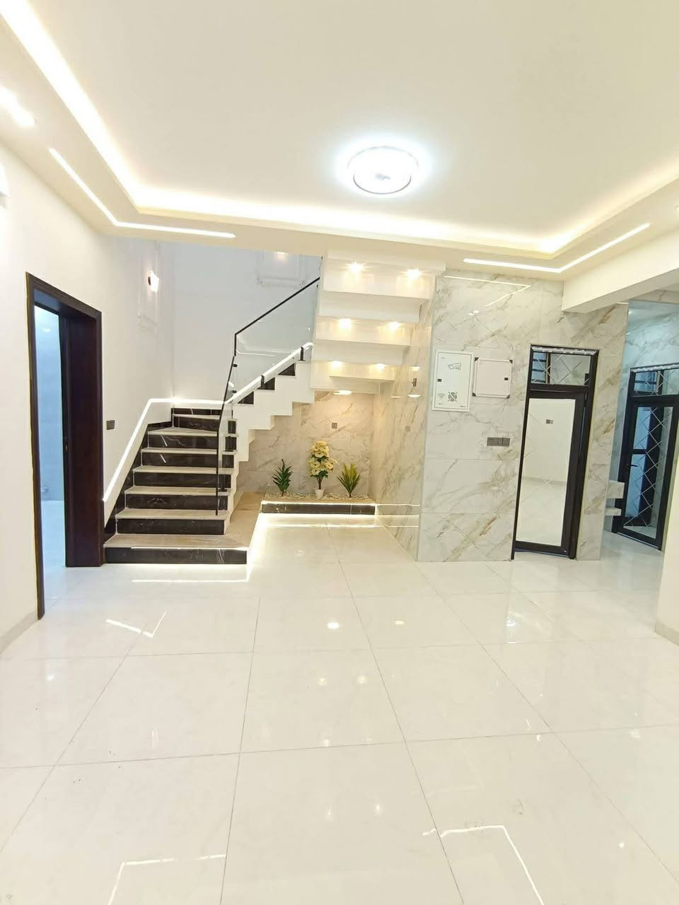 دار للبيع حله نادر حي الزيتون المساحه 190متر طابقين الطابق الارضي صاله كلدور مطبخ مجمع صحيات عدد 3الطابق الثاني غرفتين ومجمع صحيات وكلدور كامل مامسكون بناء 2026 كراج سياره مكتب علاء للعقارات حله نادر شارع الخدمي فرع اسواق الجمل التصال ع الرقام التاليه ***********/***********
