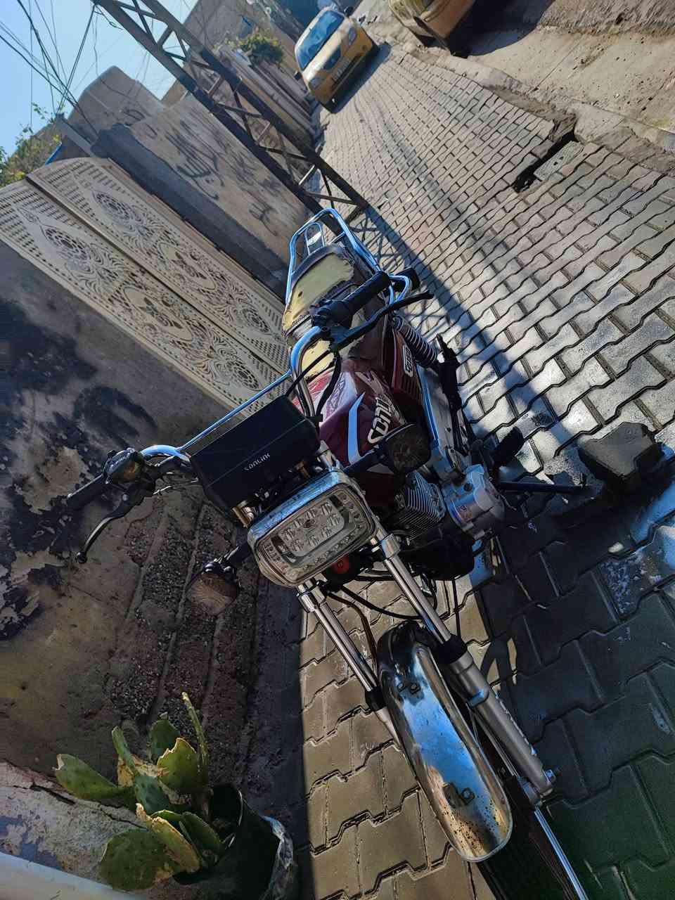 السلام عليكم سونلك موديل ٢٣ اوراق كامله 
محرك ما مفتوح الدراجه خير من الله وصوتها موضح بلفيديو / نقصها فقط ستان تعليك + باتريها ضعيف +واير عداد  
/ كهربائيات سلف دشبول لايت لد عالي ناصي شغالات 
السعر ٥٥٠ وبيها مجال بسيط للشراي
مكاني بغداد الحسينية/***********
