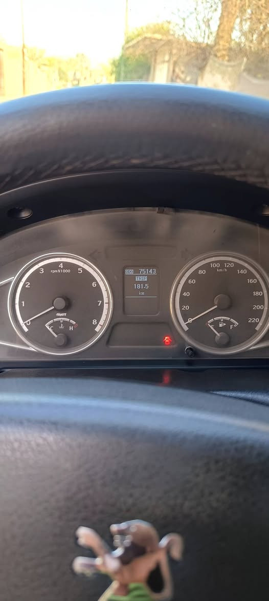 السلام عليكم بيجو بارص موديل 23 لون سلفر ماشية 75الف مكفولة من الصبغ والبارد والتبديل الحدادية 80 %رقم بغداد العنوان بابل السياحي العتايج ***********
