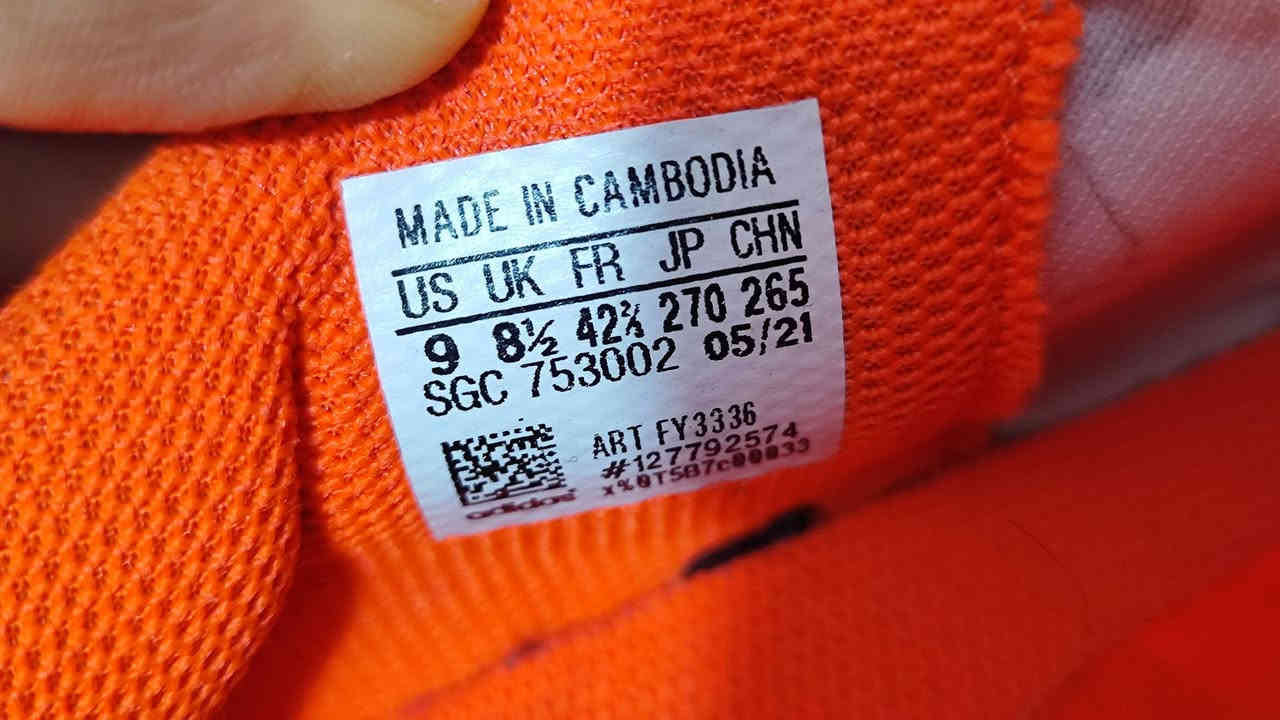 حذاء رياضي ماركا Adidas موصى من الخارج اصلي صناعه كمبوديا للاستفسار خاص او مراسله  الرقم ***********
