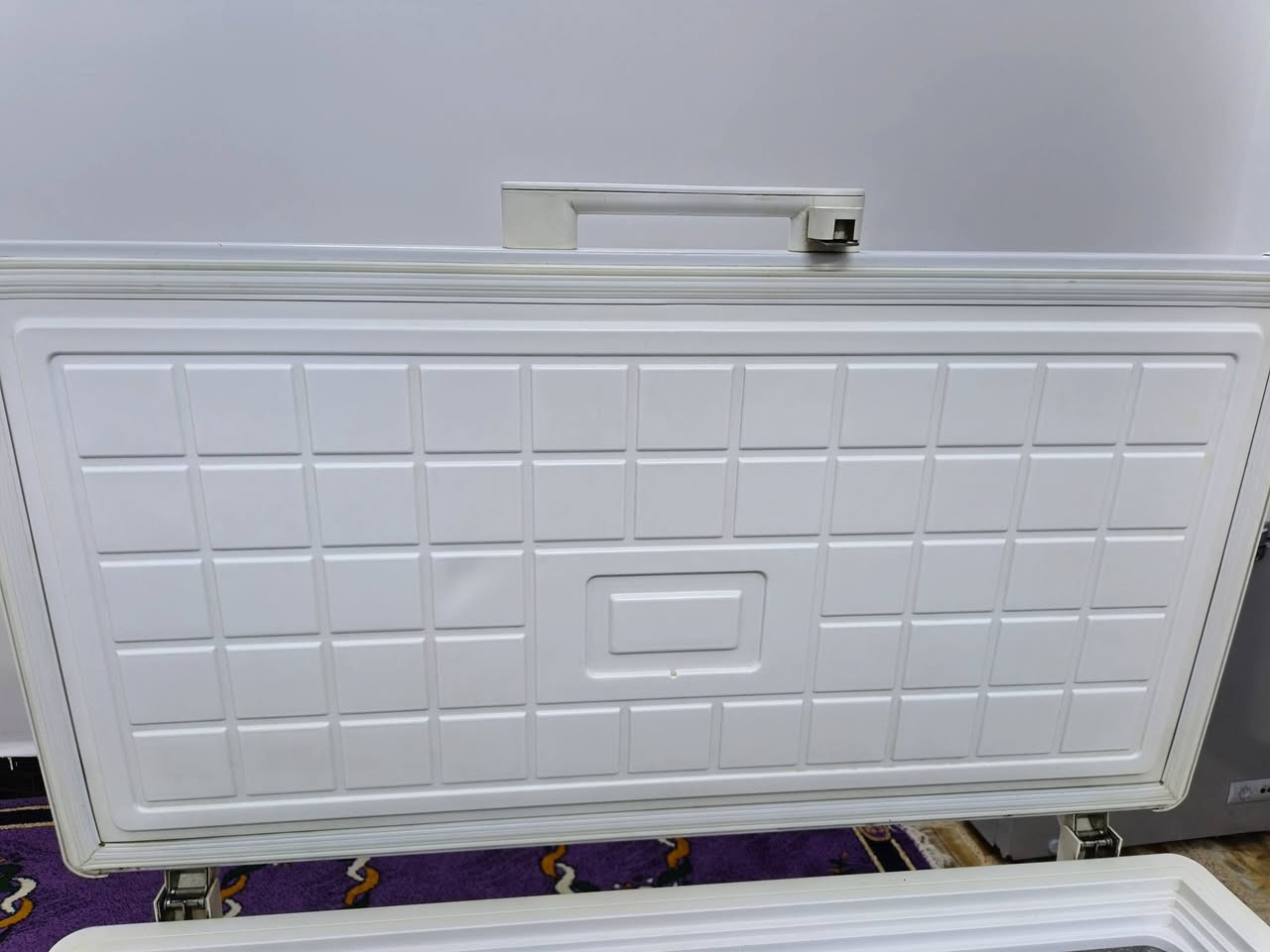 السلام عليكم مجمدة Kelon Chest Freezer. لون ابيض قياسها 14 قدم مجمدة نضيفة كبيرة غراضها كاملة من سلتين وسلة فاصلة وجامات ثنين مابيها نقص بس بيها عطل ما اعرفة  شنو جانت تشتغل بس هسة مااعرف شبيها سعرها 80 ألف وبيها مجال العنوان: بغداد _مدينة الصدر _قطاع 23 _ الاورزدي. الرقم *********** موجود واتساب مازنجر موجود 24 ساعة
