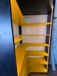 رفوف خشب MDF • زاوية ١١٠x١٠٠ • ارتفاع ٢٥٠