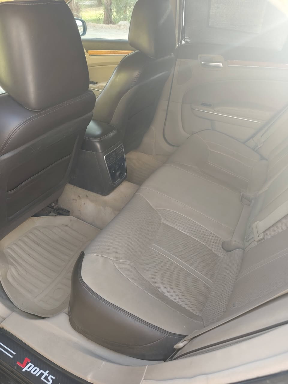 السلام عليكم 
اوباما 2014  سياره فول مكينه صار شهر شديتها سياره  مصبوغه عام اكفلك العيب الشرعي كص  احواض لغود  شواصي قطرت لحيم مابيها/  مكان سياره الديوانية 
اتصل ***********
