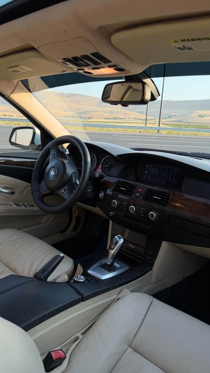 BMW E60 530i M package 
***********
مۆدێل 2010 بە کاملی کراوە بە M5 مەکینەی 30 ی نۆزڵ کورت مەرغووب بێ بۆیاغ. مواسەفات فول فول ( سلایت - شاشە گەورە - پێنج پەردە - لایت لید و زینۆن و ناو ڕەش - گێڕ کوبرا + شەفتی سەرسوکان - بەگ لایت لید ناو سپی - ناو زەرد و کوشن جلد و کارەبای و خەزن و هیتەر - کروز کۆنتڕۆڵ - گێچی کراوە بە M5 300km - ویلی M بیلادی حەجمی 18 ی دوو سایز - سالۆنسای سپۆڕت - بەسمە و زۆر مواسەفاتی کەی تێدایە
بۆ نرخ پەیوەندی بکەن یا مەسج بنێرە 
لە سلێمانیم السليمانية, العراق
