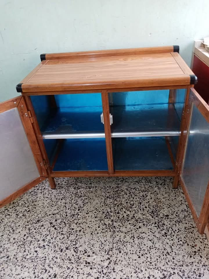 للبيع كاونتر وملحقه مبطن ولبليت كلش ثخين وشغل درجه اولى توصا رقم الهاتف *********** ***********

