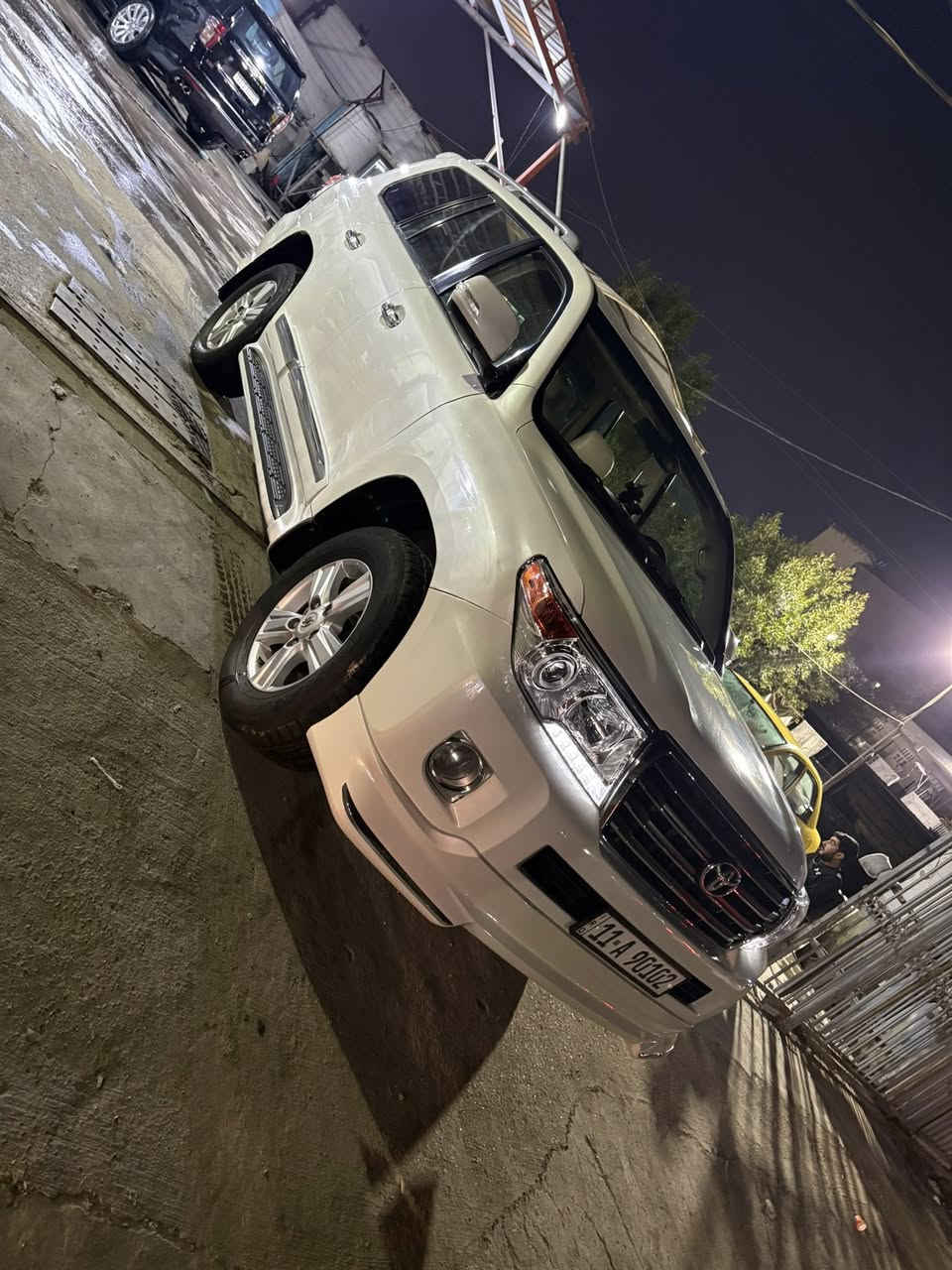 السلام عليكم لاندكروز2012.
بريم 
فتحة سقف 
شاشة 
تحكمات ستيرن 
لايت منضومه زينون 
بصمة 
كراسي كهرباء 
3 قطع تبريد 
6سلندر 
حساس امامي خلفي 
زراك لايت 
ثلاجة وسطية 
كراسي جلد 
السياره بيها نص بنيد صبغ وجاملغ ايمن بارد 
السعر . ٣١.٥٠٠$
مكان السياره بغداد 
***********
