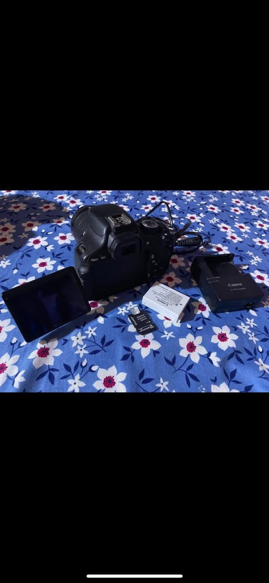 السلام عليكم 
كاميرا كانون 600D
بطارية 
شاحنه بطارية 
رام 128
جنطه كامرا 
فقط عطل عدسه او زوم 
الباقي كلشي شغال وع فحص  
العنوان البصره 
***********
