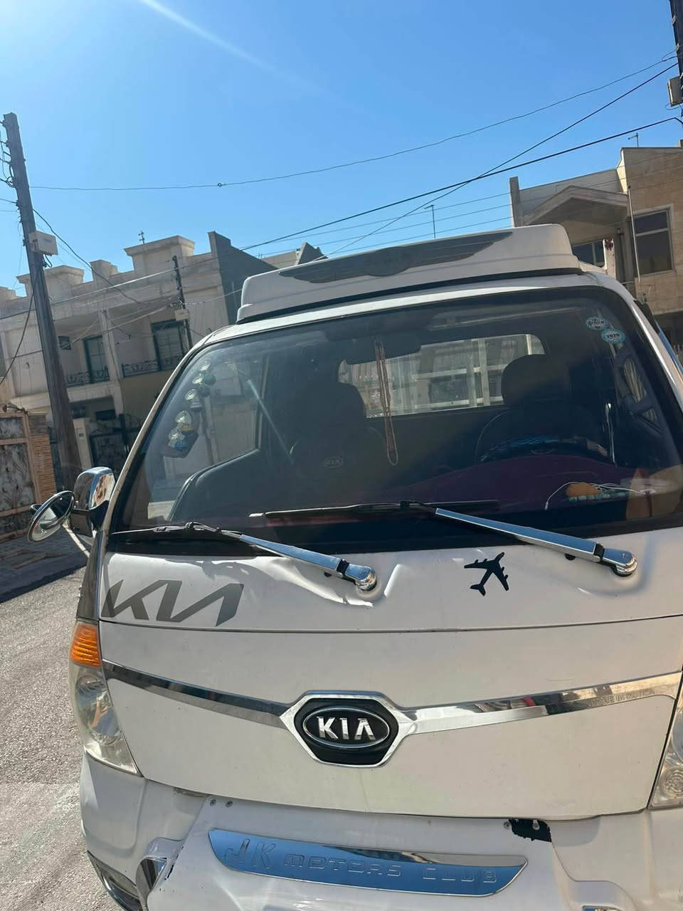 Kia bongo 3000 
2010
کیا بار مەکینە ٣٠٠٠ 
گێر و مەکینە بەشەرت 
تەنهە یەک بست سبوخە 
مەکینە بێ بوخار 
سەنەوی و رەقەم نوێیە بەناوی خۆمە
*********** أربيل, العراق

