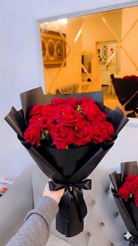 شاركونا، ما هو لون الورد المفضل لديكم؟ ورد صناعي 🌷🥰😍  نحن نحوله إلى لو...