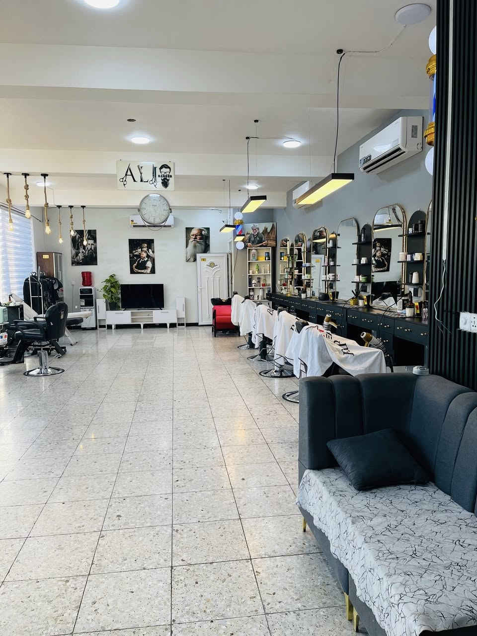 السلام عليكم شباب مركز.A✂️Hللعنايه بلرجال المركز سبع كراسي مساحه المركز نفهه واسعه شارع تجاري المركزي بحاجه الى حلاقي ولمركز مركزكم وحياكم الله اخوتي للتواصل وتساب .***********المكان بغداد الغزالية شارع 20الهياكل
