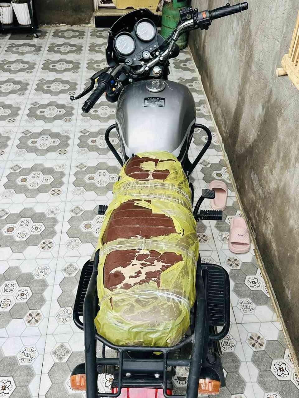 سلام عليكم دراجه دايوان  جبلي موديل ٢٣ وراق صولي شرط ترقيم دراجه طالع من علي سيزر سويج ٢ بصمه ٢ تشغيل عن بعد دراجه كفوله من كلشي من شخط من لحيم مكان ديالى شهربان مو شراي لا يجي خاص فدوه لحد نطي سعر من يمه تره سمع كلم مو حلو ‭0772 183 4874‬
