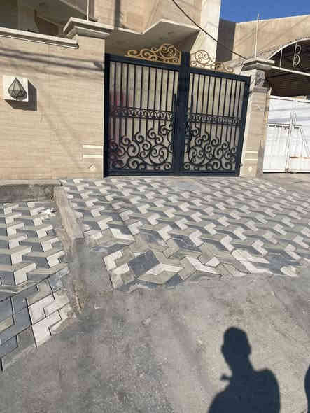 بيت 150 متر واجهه 7 ونص ونزال 20 يحتوي على طابقين ونص يحتوي على 5 غرف نوم وصاله وحولي وخدمات لبيت بناء فول فول  فول بناء 2023 حي جهاد الرفاق على شارع 20 سعر لبيت ب480 بي مجال استفسار ***********
