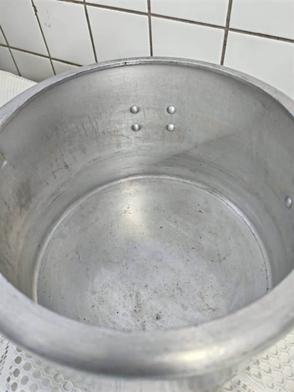 للاسف توصيل غير متوفر
مكاني بغداد الكرخ
جدر ضغط انكليزي الاصلي صناعة السبعينات شغال 100% لاستيكه موجود وطري بالاضافة الى  لاستيك اخر احتياط
 قطر الجدر   والارتفاع موضح بالصور
 ونظافه الجدر مبينة بالصور 
 للاستفسار السعر على الخاص


**إذا كنت صاحب هذا الإعلان وتريد حذفه لأي سبب، رجاءا أرسل رسالة إلى الدعم الفني**