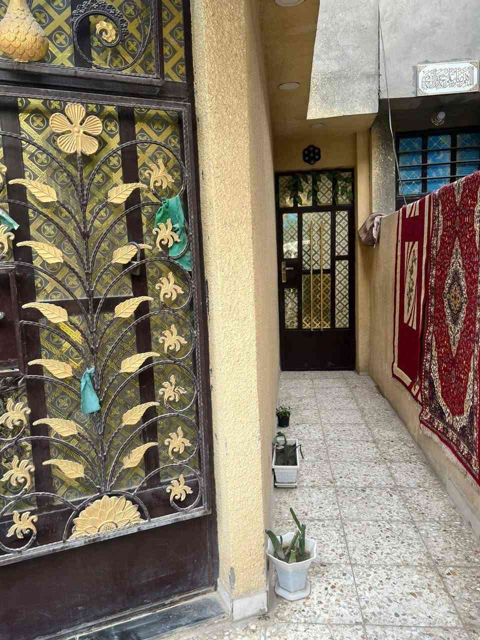 السلام عليكم
بيت 100 متر طابق ونص واجه 5 نزال20
الطابق الأول استقبال ومطبخ وغرفة نوم وحمام ومنور وحمام  خارجي
الطابق الثاني غرفة وبيتونة
الموقع السدة الفرع الثاني قرب كرار الوائلي يحتوي على ورقة تمليك
 للاستفسار الاتصال على الرقم فقط ***********
