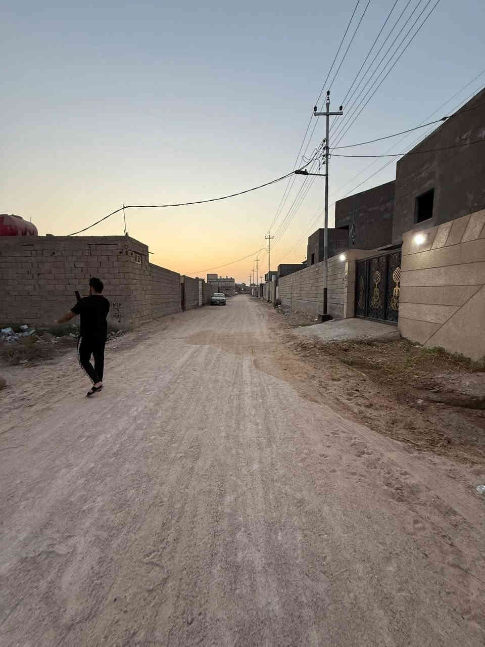 هاذه العرظ ابلاش 
قطعه ارظ مساحه ٥٠٠ م طابو ملك صرف تحويل ثاني بسمك القطعه علا راك نهر جاري 

موقع القطعه البصره ابو الخصيب شارع ابو كوصره تبعد عن الشارع الرئيسي مسافه ١٠٠ م موقع راقي 

كافت الاخدمات موجود طبعن سعرها القطعه جوه السوك 

سعر ٦٣ مليون وقابل للتفاوض 

الاستفسار 

***********
