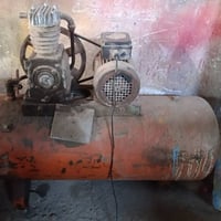 كمبريسر شغالات واحد كهرباء والثاني مولد بانزين سعر الواحد 100 ثنين اب ...