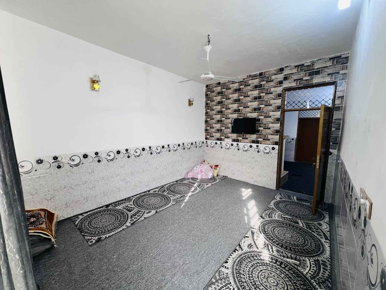 بسم الله الرحمن الرحيم 
بيت 🏡 118متر عقد زراعي 
موقع البيت حي ميسان قرب سكله الكرعاوي 
يبعد عن شارع 60)(180متر
صب كونكريت فوك وجوه 
البناء بلوك 
كامل على 24حبايه 
من عده الستاره 
غرفتين 4في4
صاله 
ستقبال 
مطبخ 
مكشوفه عدد 2
حمام داخلي 
حمام خارجي
السعر57مليون 💵 وبي مجال
الرقم ***********
