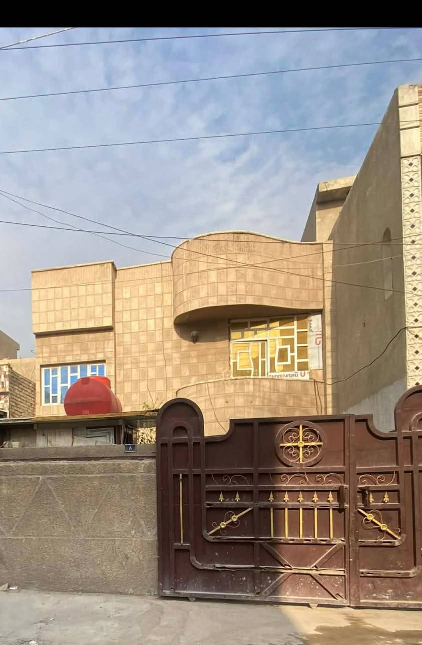 السلام عليكم بيت للبيع مساحه ١٦٠ متر واجهه ٨ نزال ٢٠ الطابق الاول كراج+حديقه +غرفه +استقبال + صاله +خدمات + مطبخ
الطابق الثاني غرفتين + خدمات 
موقع البيت المشتل شارع الكوسترات النفط 
***********
