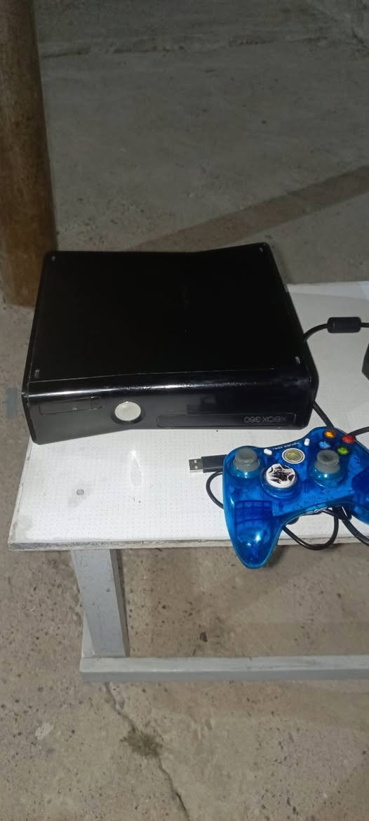اكس بوكس 360 سلم جهاز نضيف مال بیت

يحتوي على 63 لعبة قويات مع يدا وحدة اصلية واير

وكامل ملحقاتة

السعر 105 قفل

للتواصل *********** او خاص
