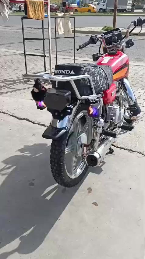 السلام عليكم دراجه جني ايراني 5كير
محرك ما مفتو لا صرف ولا نضوح محرك ناعم سلولي يشتغل كهربأيات كلا جديد باتري جديد تانيكي وصفاحيات جديد انسا شي خياس وبانزين وصخ ماطور مابي عيب فقط بتشغيل سلف يأخر هندر نكره يشتغل والباقي متوضح بلفيديو شراي يخابرني *********** سعر 375بي مجال قليل ماطور مال جناي ولحد يكسر بسعر ما عجبك سعر اعبر المنشور والسلام عليكم
