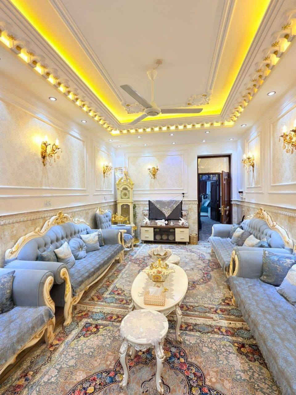 ⭕️دار للبيع في حي الكرامة قريب جداً من شارع ٦٠ وجسر الثورة 

⭕️المساحة ١٧٥م زراعي سند 25 واجهة ٧ونص 

⭕️بناء حديث شارع ١٠م 

⭕️الطابق الارضي يحتوي على صالة وهول ومطبخ حار وبارد وغرفة نوم ومجمع صحيات 

⭕️الطابق الثاني يحتوي على ثلاث غرف نوم ومجمع صحيات 

للاستفسار 

*********** 

*نستقبل جميع عروضكم السكنية 🏠 والتجارية 🏡 بكافة مناطق الحلة
