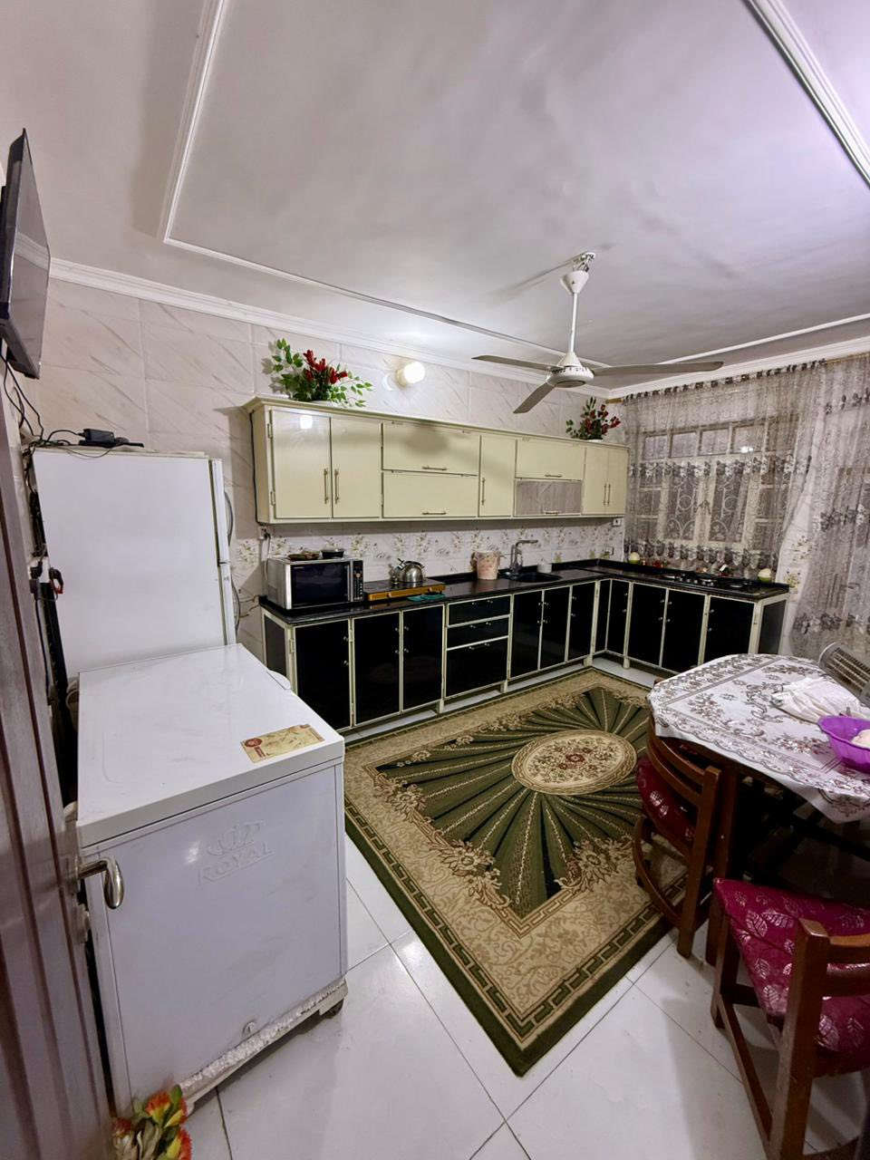 السلام عليكم
بيت للبيع المساحه 200 طابقين غرفتين فوك وغرفه جوه وصاله استقبال مطبخ صحيات داخليه خارجيه كامل ونضيف وبناء حديث وخدمات كامله مي مجاري كهرباء تبليط بلباب  الموقع مدرسه المستقبل خلف المدرسه مباشر ع التبليط للاستفسار الاتصال ***********
