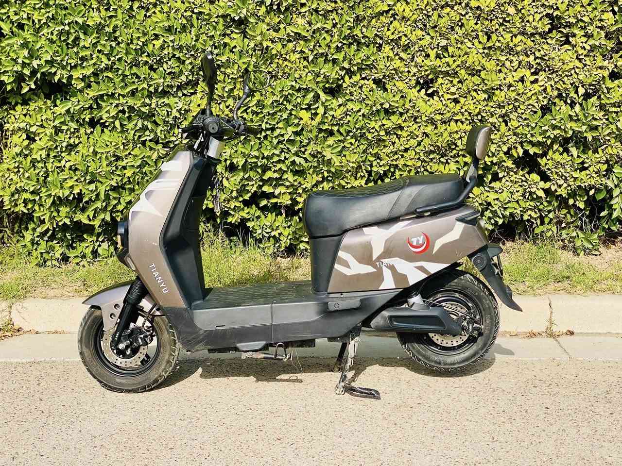 السلام عليكم
دراجه شحن 318 
6بطاريات تمشي 50 كيلو بالشحنه الوحده 
اشاره يمنه يسره دبل اشاره 
نظام بك 
لايت لد عالي ناصي 
سرعه 80 حقيقي 65 
نظافه 80‎%‎
سعر 525 
مكاني بغداد اليرموك 
رقمي ***********
