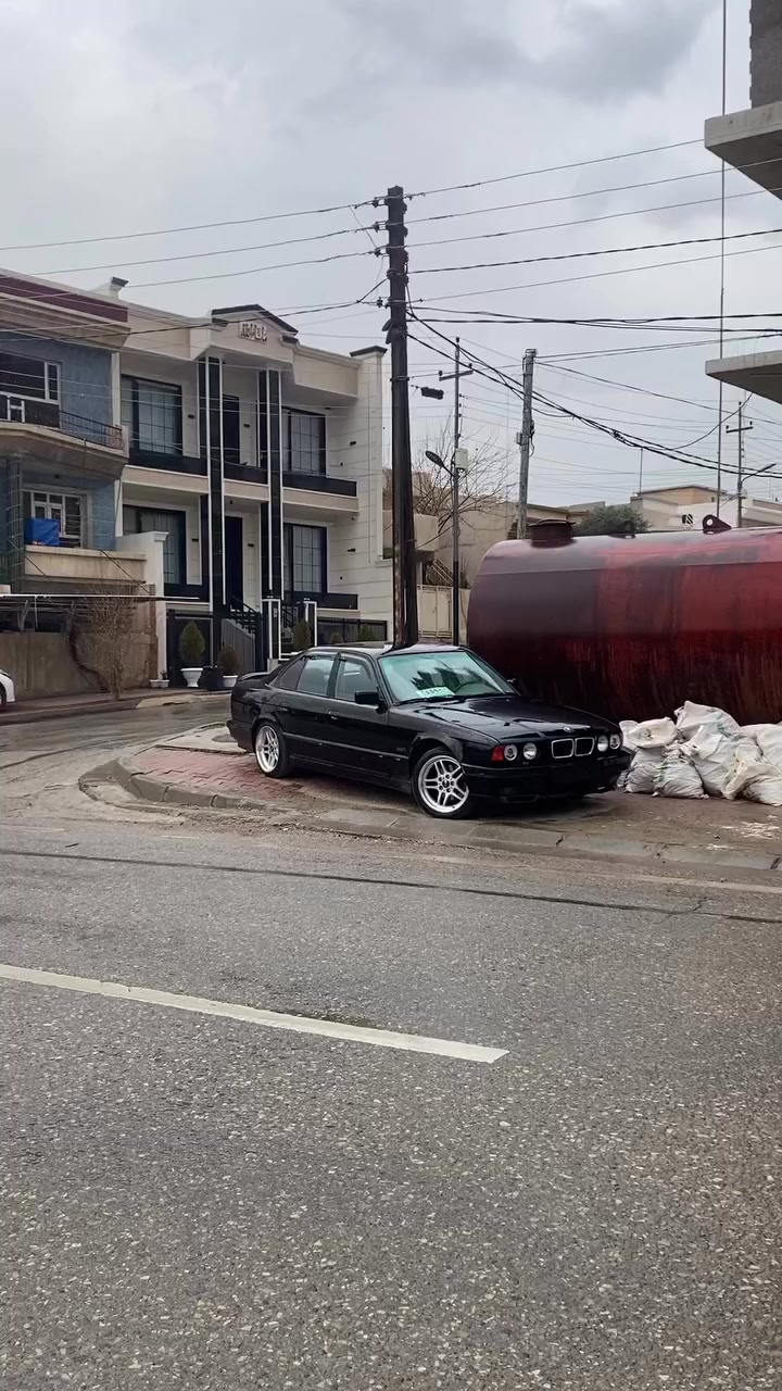 bmw  525   گێر عادی     مۆدێلی ١٩٨٩  کامل کامل کراوە بە  ٩٥         سلایدو   تۆماتیک نیە       کوشن کارە با  کوشن  جلد   تەلەفون   ناو ڕەساسیە  و  ناو فۆرمیگا  پێش پان    سەیارەکە  ماڵی دۆستە  دەعامی  بۆ دەعامی بە شەرت  گێر  ومەکینەی بە شەر   مەکینەی  هەڵمیشی نیە ڕۆنی گێڕو مەکینەی تازە  گۆڕیومە      پلاکو  نۆزلی تازەیە   بەنزین زۆر کەم ئەخوات  سەیارەکە  دینار مەسرەفی  تیا نیە   گێچی بەنزینیشی  ئیش ئەکات      
هەموو گیانی بە شەرت   سعر ٥٧ وەرەقە   مەعامەلەیەکەم     
 ***********
 تێبینی :    ٨وەرەقە و نیو   غەرەمەی تیایە  دوای مەعامەلە  ئەی گەڕێنمەوە 

ئەو  ڕەقەمەشی لەگەڵا  نیە     ڕەقەمێکی ترت ئەیەمێ   تا ٢٠٢٩ تازەیە
