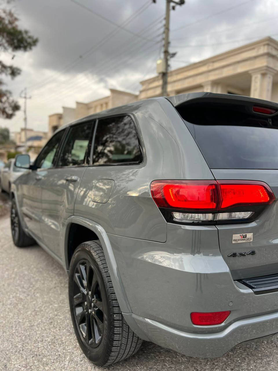 جێب گڕاند شیڕۆکی 
تەنها فرۆشتن ، گۆڕینەوە ناکا 
مــــۆدیل / ٢٠٢١ 
مواسفات / black Top 
سەیارەکە هەیکەلی زۆر جوانە
سندوق شەفت ، سلایت 
کوشن هیتەرسوکان هیتەر، 
دەبل ئەکسل 4×4 

مەکینە / V6_3,6 کەپس 
ڕۆیشتن /  ٥٦٫٠٠٠ کیلۆمەتر
ڕەقەم هەولێر سەنەوی نوێ 

سبوغ تەنها ۱ چاملغی پێشەوە لای سەکن سبوغ 
بێ ناو گرتن ، بێ ئێڕباگ

نـــــرخ ( ٢٩٩ $ ) 

بۆ پەیوەندی / *********** 

عربي 
فقط بیع ، ماعندنا مراوسة 
جیب كراند شیروكي 
مــــودیل / ۲۰۲۱ 
للون سمنتي ممیز
هیکل سيارة كلش حلو
مواصفات black top  
صندوق شفت ، سلایت 
كشن و ستیرن هیتر 
فور فوویل 4×4 

صبغ فقط جاملغ ٲمامي 
جهة سكن صبغ 
بدون دواخل ، بدون ایرباك 

سعر   ( ۲۹۹ $ ) 
للاتصال *********** أربيل, العراق
