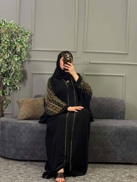عباية آماراتية • سواد فاحم • فري سايز ٥٠-١٠٠ كيلو