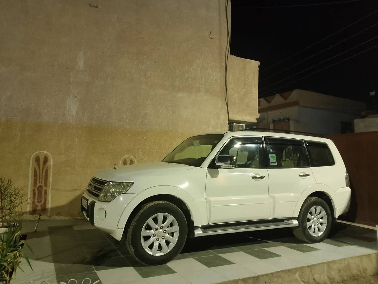 لسلام عليكم
باجيرو حبتور 2010 خليجي مكفوله كفالة عامه 
 صبغ أو ضربة سونار مرفق ويه صور. سعر ١٤٠
 رقم اربيل انكليزي بأسمي 
المواصفات 
فتحة بالسقف
كشنات جلد 
تحكمات بالستيرن 
كامري خلفيه وحساسات
شاشة اندرويد 
تحكم كشنات كهربائي 
مكان السيارة  دجيل 
للاستفسار الاتصال بالارقام التاليه 
***********
