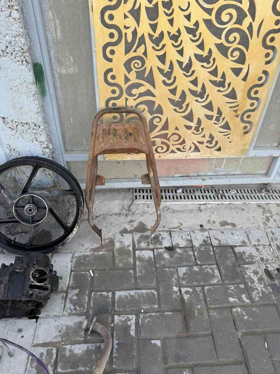 كورات ثنين الواحد على 25
وياله امامي خلفي الواحد على 35

فشكه بوكسر 5 كير مكفوله بكن وكير بس شكله تعبان سعره 75 

قبق فلاوين نضيف بس صاير اسود من الحرك سعره 20 

قبق كلج محترك سعره 10 

سيبايه نضيفه موديل 2023 تحتاج صبغ سعره 15 

يده عمبار كلج نضيفه سعره 10 

طبله بريك خلفيه وشفت نضيفات سعره 15 

قاعده بك لايت نضيفه سعره 5 

ماشه مال بوكسر اصليه سعره 25 

صالنصه مال بوكسر مشخطه من جوه سعره 35 

دوسه بريك سعره 5 

دواسه بريك الطويله خلفيه سعره 20 

عنواني دوره حي اسيا وهاذه رقمي ***********
