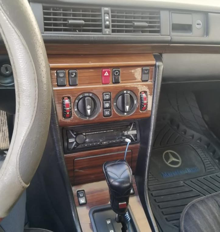 السلام عليكم عندي مارسدس دب موديل ٩٠ السياره جديده مابيها اي نقص وحدادية وصدر جديد وتبريدها حلو ومابيها جراد وسعرها ٨٨ ورقه وبيها مجال ***********
