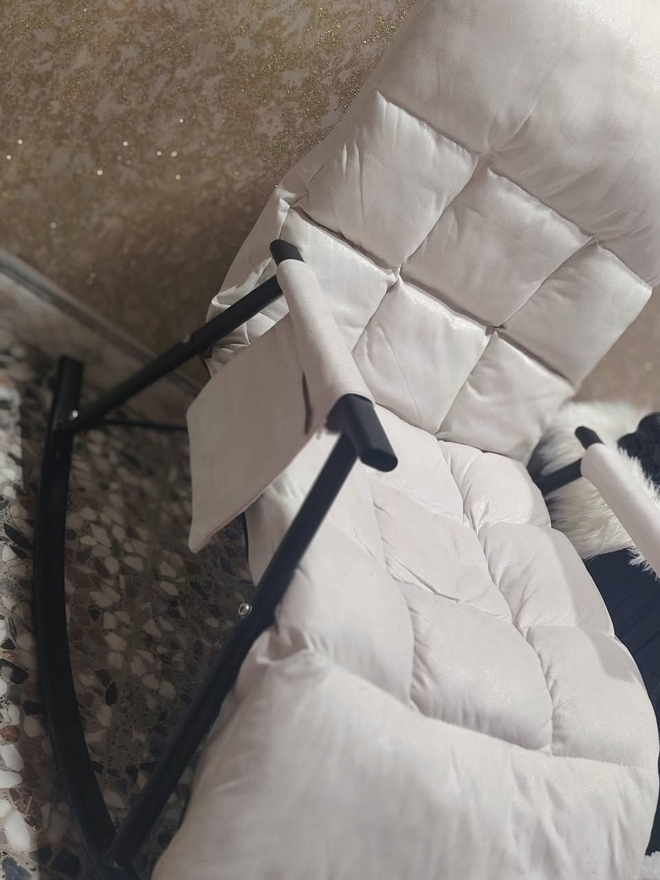 كرسي هزاز للبيع لون اوف وايت استعمال قليل ولوحات جدارية ***********
