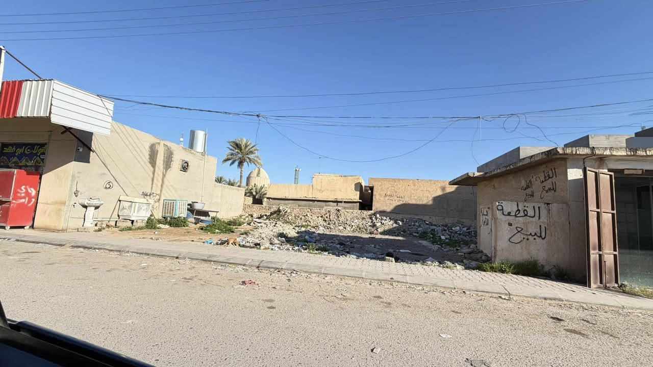 ( قطعة ارض للبيع ) 📍
مقابل باب طوارئ مستشفى بيجي وجه بوجه القطعة مساحتها 300 متر 
وبيها محل
نزال ٢٠ - وجه ١٥

للأستفسار على الرقم : ***********
