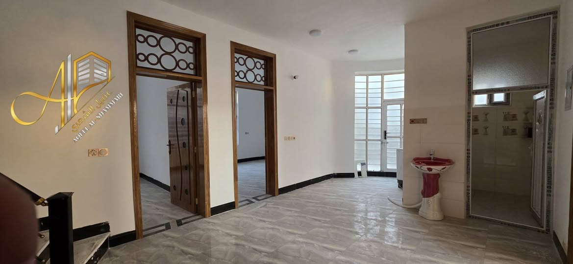 بيت للبيع بناء حديث بالمسيب حي المرتضى بالبداية 
المساحة ١٤٠ متر الواجهة ١٠
يحتوي على..
غرفتين نوم 
استقبال 
صالة 
مطبخ 
مجمعات صحية 
كراج + مناور 
السعر مناسب ٧٨ مليون قابل للتفاوض 
طابو زراعي سند ٢٥ تحويل مباشر 

عنوان المكتب: المسيب الشارع العام _فلكة الحي الصناعي مجاور ابو مروة للسيراميك 

عقيل الشمري 
***********
عباس الجنابي
***********
يوسف شلب
***********

#عقيل_الشمري #مكتب_قضاء_المسيب_للعقار #حي_المعلمين #بيت_للبيع #عقارات_العراق 

701
