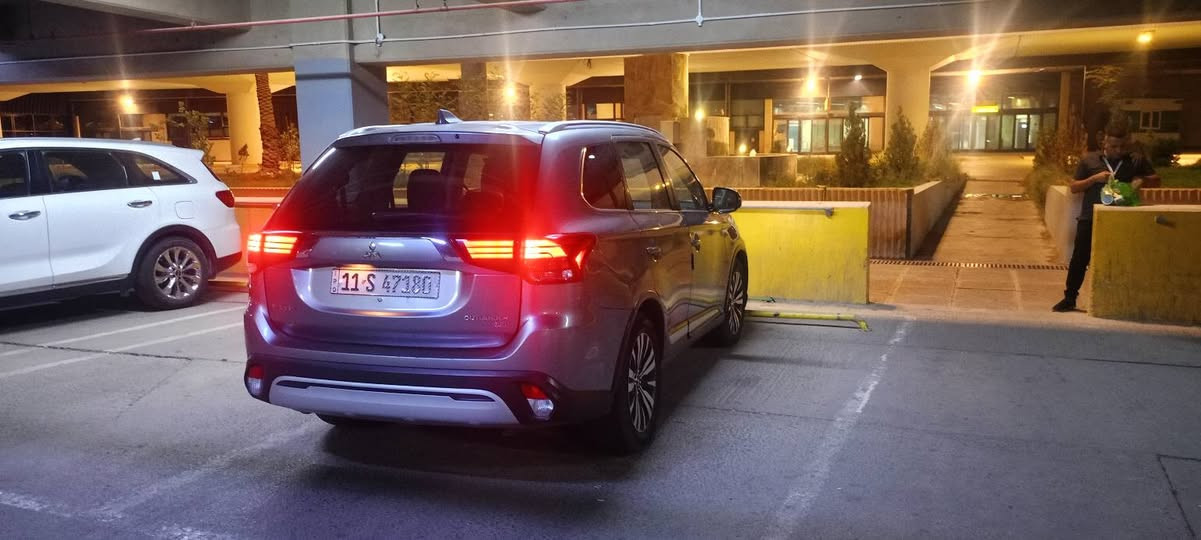 متسيوبوشي اوتلاندر SEL
موديل 2019 يابانية 
وارد أمريكي ...ماشية 120 ميل ... رادار خلفي وجانبي هاندبريك بصمة 🫆هاندبريك اوتوهولد...مرايات شفط .. ابواب بصمة ... تشغيل بصمة ..وضعية قيادة اقتصادي وعادي 
شاشة اعطال...كاميرا خلفية ..محرك 2400
7 راكب .. بانزين عادي أو محسن بدون دوانز .. اقتصادية بصرف البنزين جدا
تدفئة كشنات .. تحكم ستيرن ..كشنات جلد 
گير محرك تبريد ضمان 
صندوك كهربائي شفط وبصمة
حادث دعامية وشوية من الفريم ممه مال راديتر ... ايرباك ستيرن فقط وراجع سستم
سيارة بدون صبغ 
سعرها 150 ورقة
عنوان شهداء البياع 
واتسب 
***********
