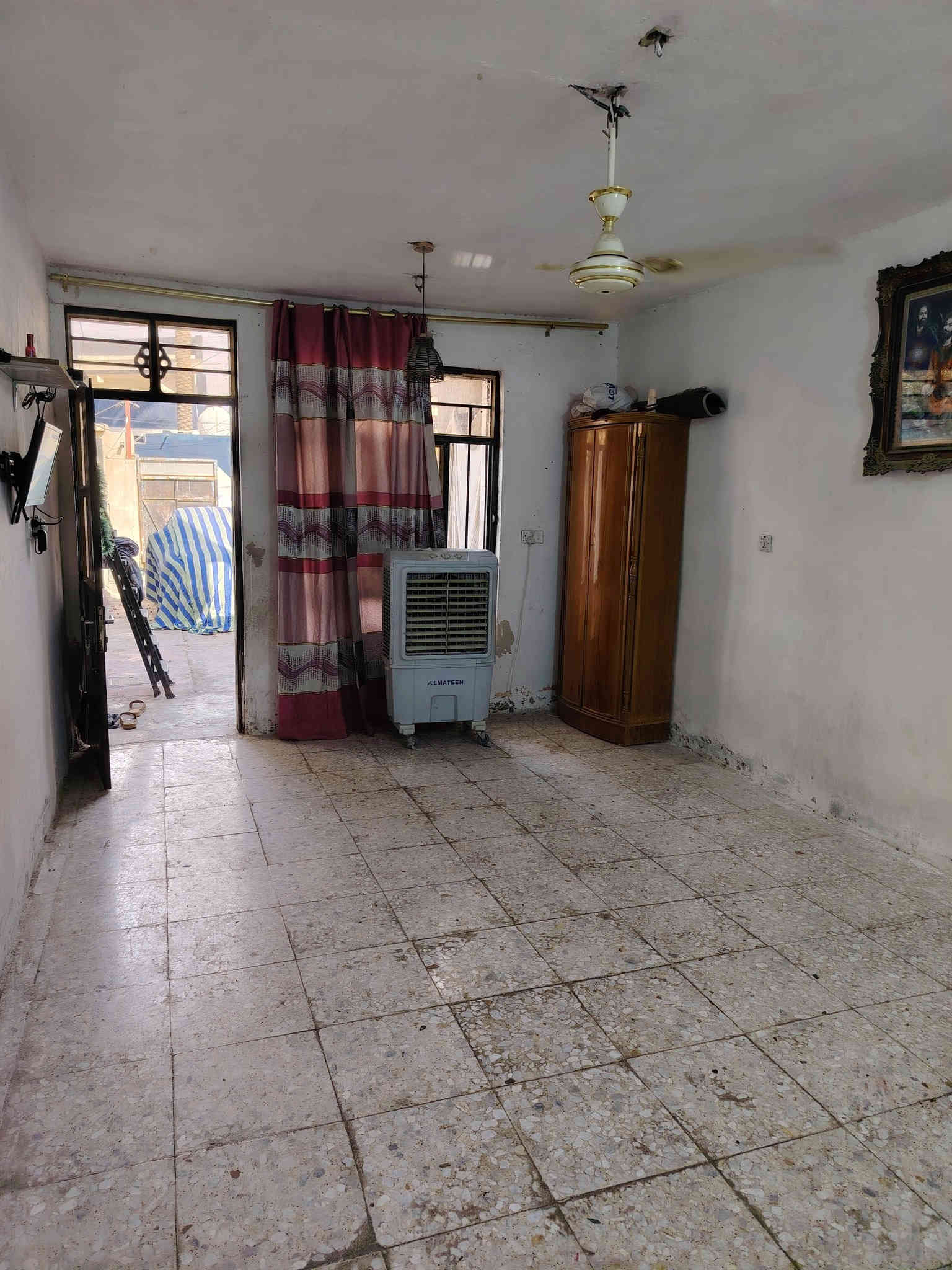 دار طابو صرف للبيع او مراوس بيت كاع اراوس مستعجل ماساحت البيت ( 130 متر ) واجهت البيت 4و ربع نزاله 30 متر ( العنوان الشعب بوب الشام شارع المشایخي قرب ملعب رسول ) طابقین بناء طابوك صب 
مسلح يحتو غرف نوم ثنین 5 في 4 
+ استقبال 8 في4+ مطبخ 5 في 4+ صحیات دخلیه وخارجیه + صاله 4 في 4 + ترك 1 في 4+ 
طرمه 13 في 4 البيت بسمي  للتصال *********** بي وتساب
