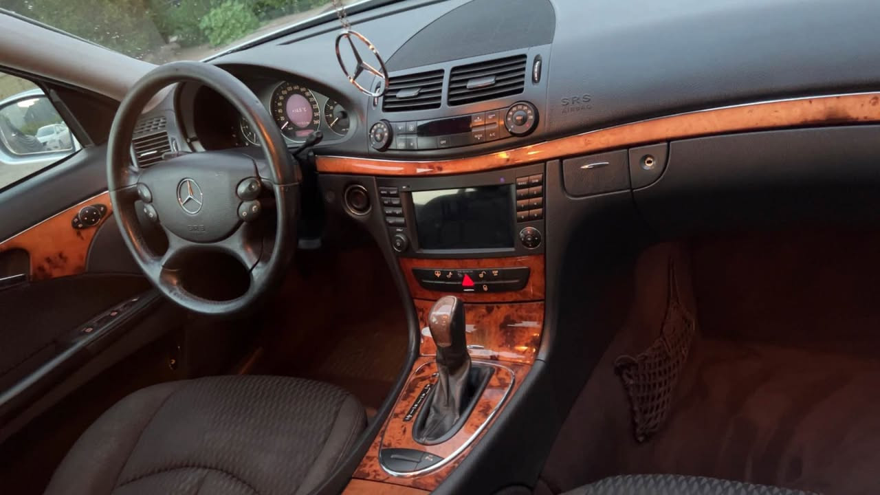 Mercedes Benz W211 E200
سیارە مودیل 2006 Elegance
خلیجی بدون صبغ 
ماشی 245KM
شاشە کار پلەی 
ویل دوو سایز AMG
گیر و معرك کهربایات بشرط 
*********** أربيل, العراق
