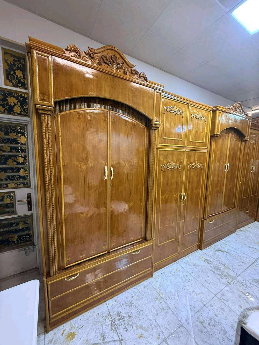 غرفه ام مسرحه صاج داخل خارج 
السعر مليون ٣٥٠ مليون ٢٥٠ قفل 
شد نقل داخل بغداد مجاني 
نضافه ٩٥
٨ قطع